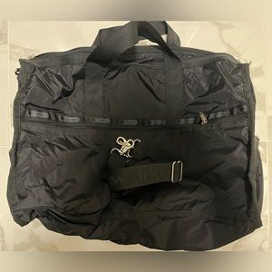 Large LeSportsac weekender (Authentic) Great travel bag